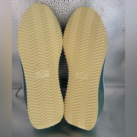 Nike Kids Sneakers in Teal and White - Picture 7 of 8